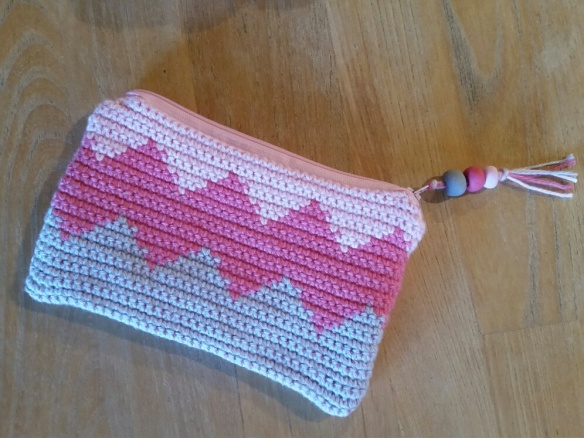 crochet zip purse chevron design