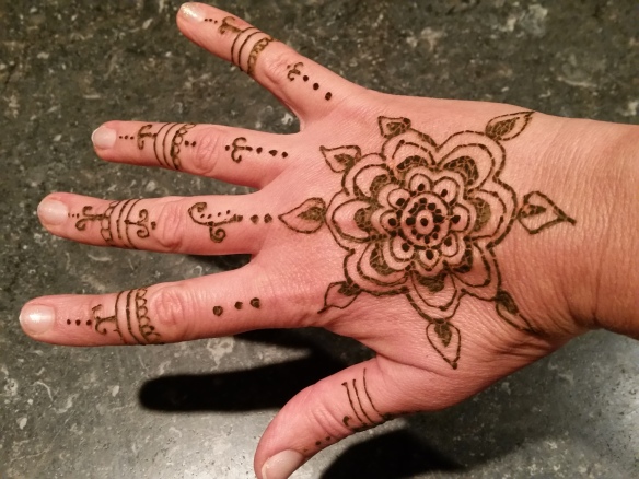 henna tattoo hand